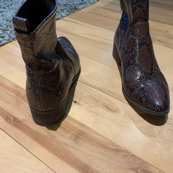 Fake snake skin boots - Picture 3 of 5